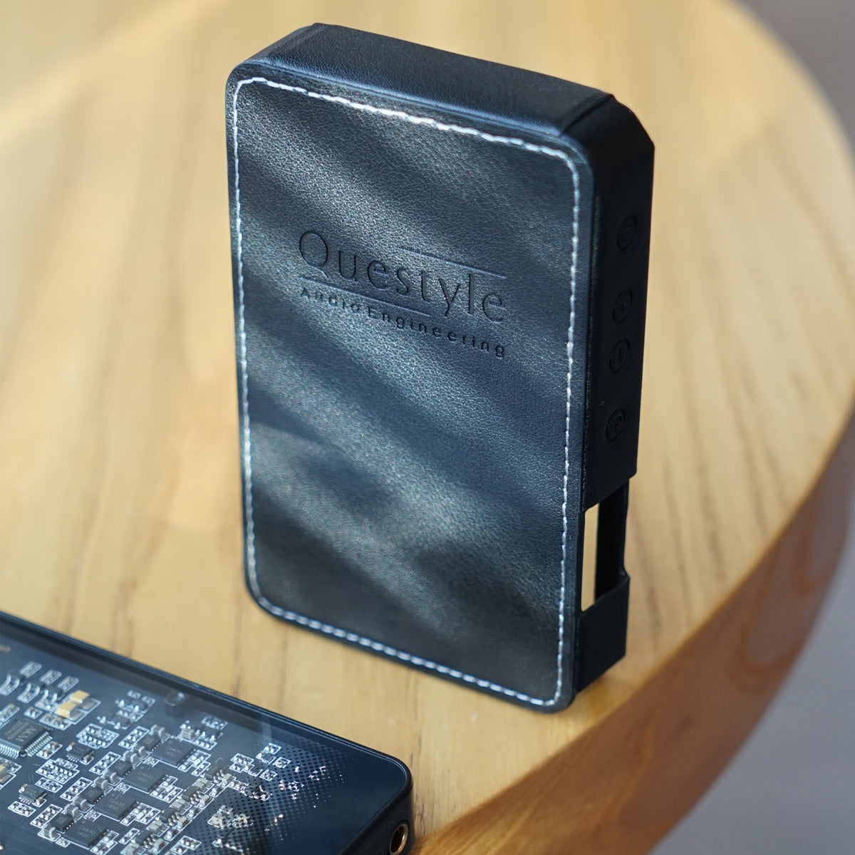 Questyle CMA18 portable leather protective cover